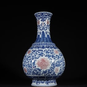 A Qing Dynasty Qianlong mood glaze red entwined branch flower pattern appreciation bottle