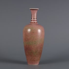 A piece of cowpea red glazed laiphane bottle made in the Kangxi year of the Qing Dynasty