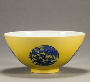 A yellow-glazed blue and white phoenix pattern bowl