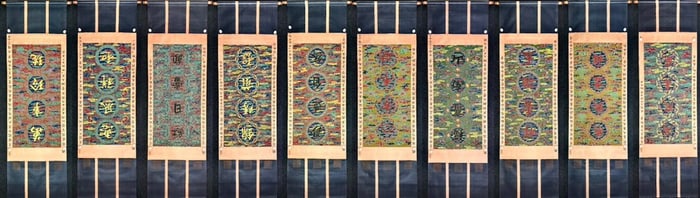 A painting of Cixi, full of spring breeze, silk with splendid auspicious clouds and dragon patterns