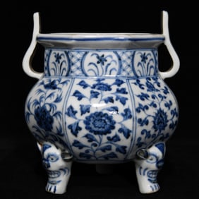 A piece of Ming Xuande blue and white floral pattern incense burner