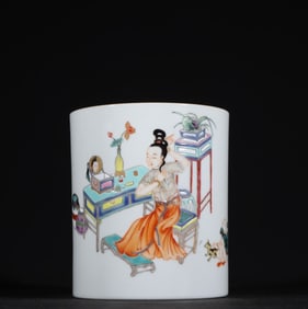 A pen holder for Qianlong pastel figures in the Qing Dynasty