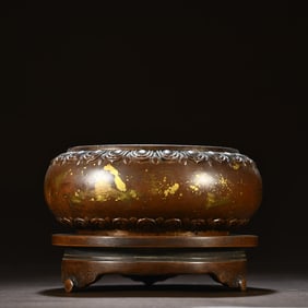 An old collection of copper tires sprinkled with golden lotus furnaces