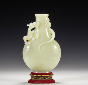 A piece of Hetian jade dragon pattern bottle