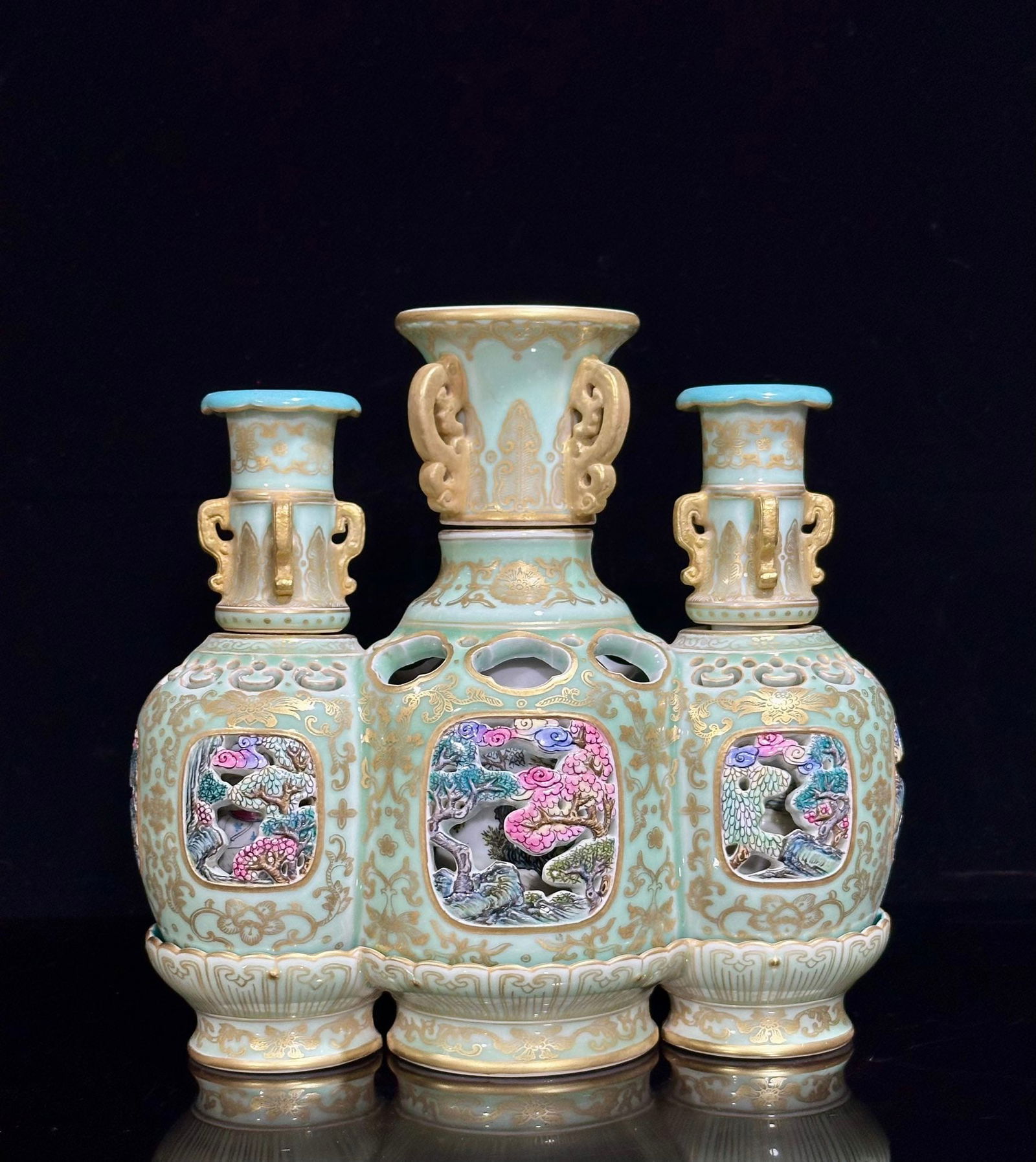 A piece of Qing Qianlong foreign color powder blue glaze depicting gold Tang Ying three-yuan rotary (1 of 9)