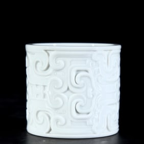 A small incense burner with a white jade dragon pattern in the Qing Dynasty