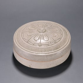 A piece of Xiangzhou kiln carved lid box