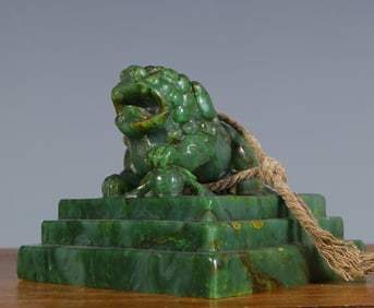 A piece of Hetian jasper lion print