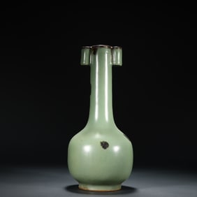 A piece of Song Longquan kiln pink blue glaze spotted ear bottle