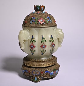 A piece of Hetian jade filigree jar study room ornaments