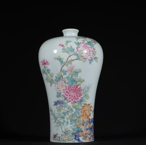 A piece of Qing Dynasty Yongzheng pastel peony floral pattern plum vase