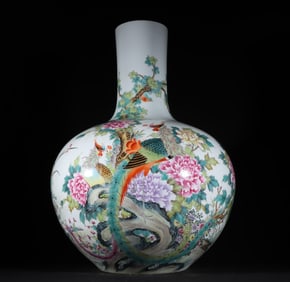A piece of Qing Dynasty Yongzheng enamel color phoenix peony pattern celestial ball bottle