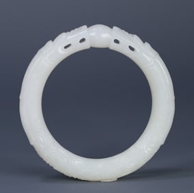 A late Qing Hetian jade double dragon play bead bracelet
