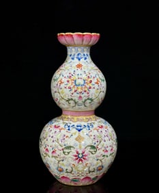 A piece of Qing Kanglong, Yangcai passionflower entwined branches, depicting the golden longevity