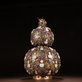 A Qing Dynasty bronze gilt inlaid Hetian jade gourd bottle