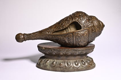 An agarwood conch ritual ornament