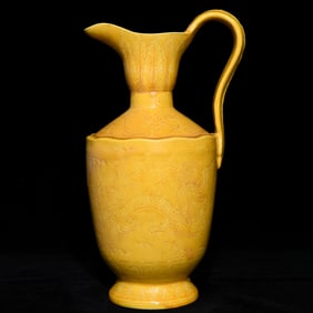 A piece of Ming Hongzhi yellow glaze dark engraved dragon and phoenix pattern holding pot