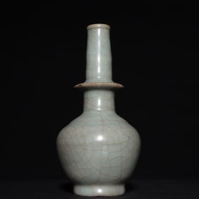 A Song Dynasty official kiln blue glaze auspicious character bottle