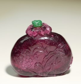 A piece of Qing Dynasty rubellite bionic pomegranate snuff bottle