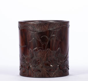 A piece of yellow pear lotus pen holder