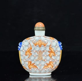 A piece of Qing Kanglong pastel five blessings holding longevity pattern snuff bottle