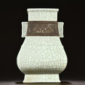 A Qing Qianlong brother glazed animal face pattern through the ear square bottle