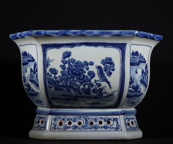 A Qing Dynasty blue and white flower and bird pattern flower pot