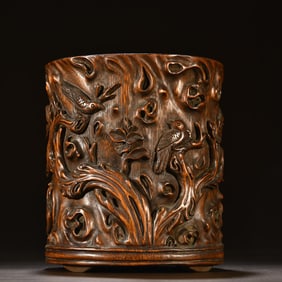 A piece of Republic of China bamboo carving is happy to be on the eyebrows of the study pen holder