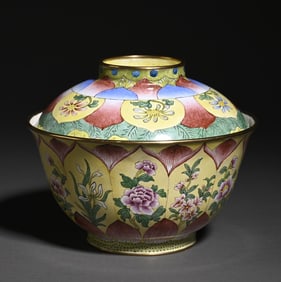 A piece of Qing Dynasty enamel color cover bowl