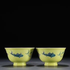 A pair of clear lemon yellow engraved sea water pattern multicolored fish pattern bowls