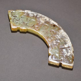 A piece of ancient jade war Han style Hetian jade Huang has a beautiful shape, a warm jade species,