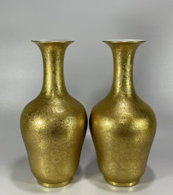 A pair of Yongzheng year of the Great Qing Dynasty carved carved gold vase