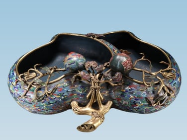A piece of Qing Qianlong gilt cloisonné cloisonné "Hongfu Qitian" longevity peach ornament