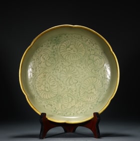 A piece of Song Yaozhou kiln carved flowers and gold plates