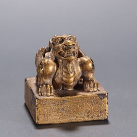 A bronze lacquered gold beast button seal