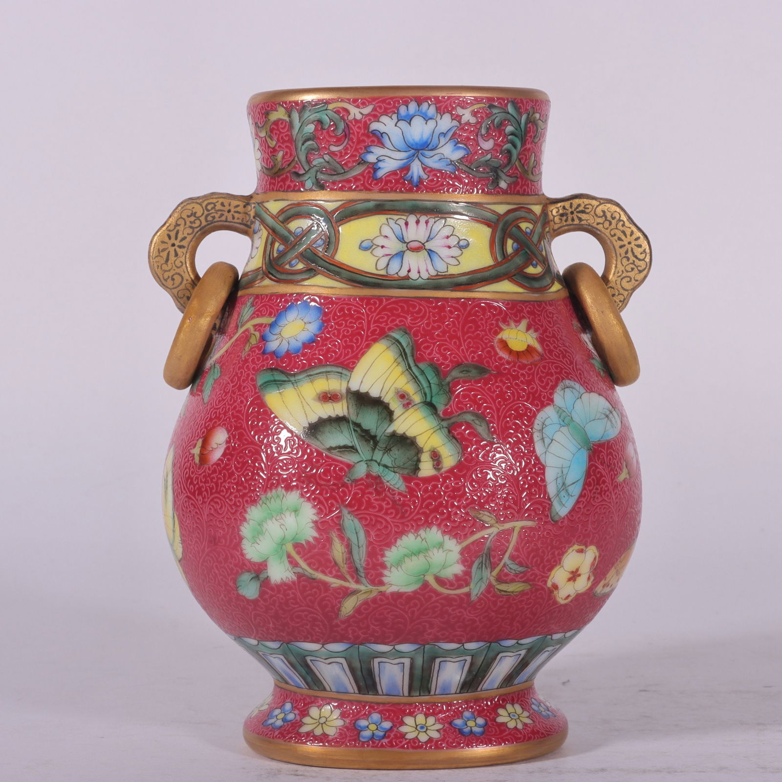 A piece of Qianlong in the Qing Dynasty pastel carmine rolled butterfly pattern amphora bucket: Qianlong of the Qing Dynasty pastel carmine rolled butterfly pattern amphora bucket Size:H:13.7cm Mouth D:5.8cm Belly D:10cm bottom D:6.5cm (The Dimensions Of All Batches Are Manually Measured.If You