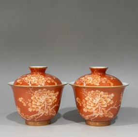 A pair of Qianlong years of the Qing Dynasty coral red white butterfly love flower bowl