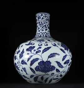 A piece of Ming Dynasty Xuande blue and white entwined peony floral pattern celestial ball bottle