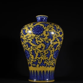 A piece of Qing Dynasty Qianlong yellow glaze blue and white twig plum vase