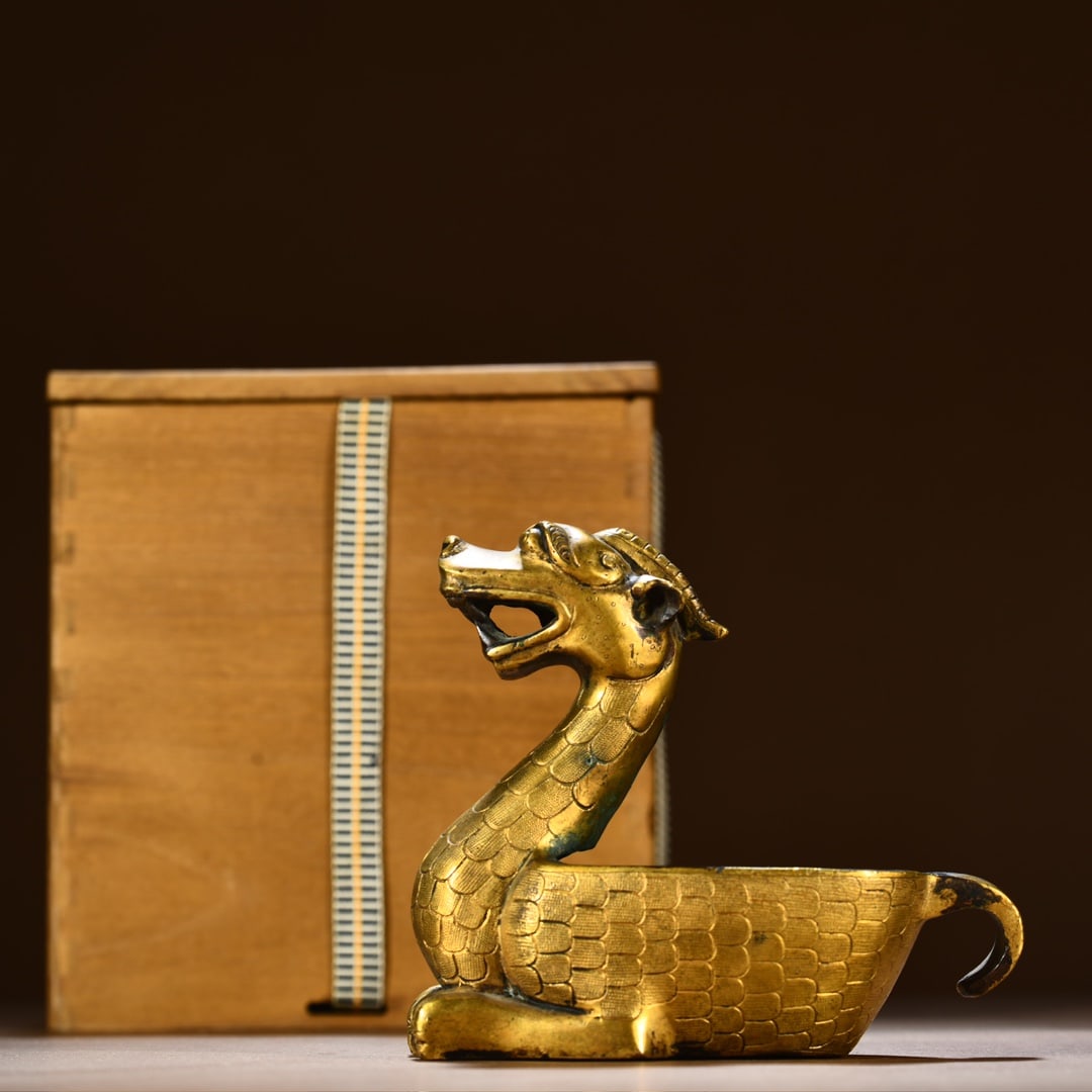 A piece of Han Dynasty gilt dragon wash: Han Dynasty gilt dragon wash Size:H:11cmW:12.5cmW:657g (The Dimensions Of All Batches Are Manually Measured.If You Need More Detailed Information, Please Contact Our Customer Service Before Bidding.)