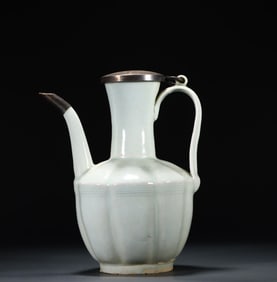 A piece of Song Hutian kiln shadow green glazed melon ridge holding pot wine jug