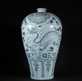 A piece of blue and white dragon pattern plum vase of the Yuan Dynasty