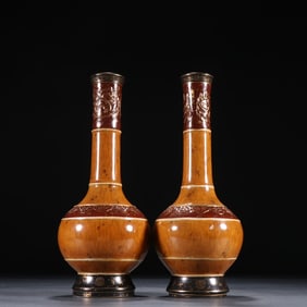 A pair of clear wood grain glaze appreciation bottles