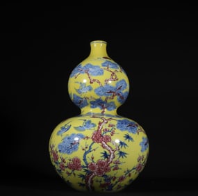 A piece of Qing Dynasty Qianlong yellow glaze blue and white glaze red year cold three friends gourd