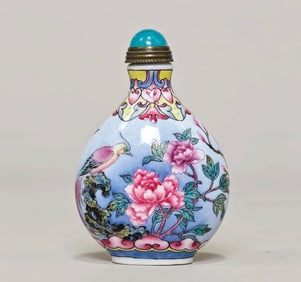 A large Qing Dynasty Yongzheng year made enamel color rich pattern snuff bottle