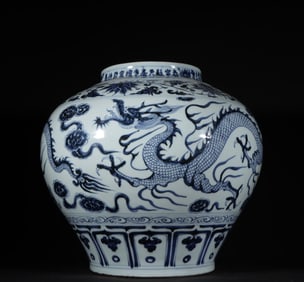 A blue and white dragon pattern jar of the Yuan Dynasty