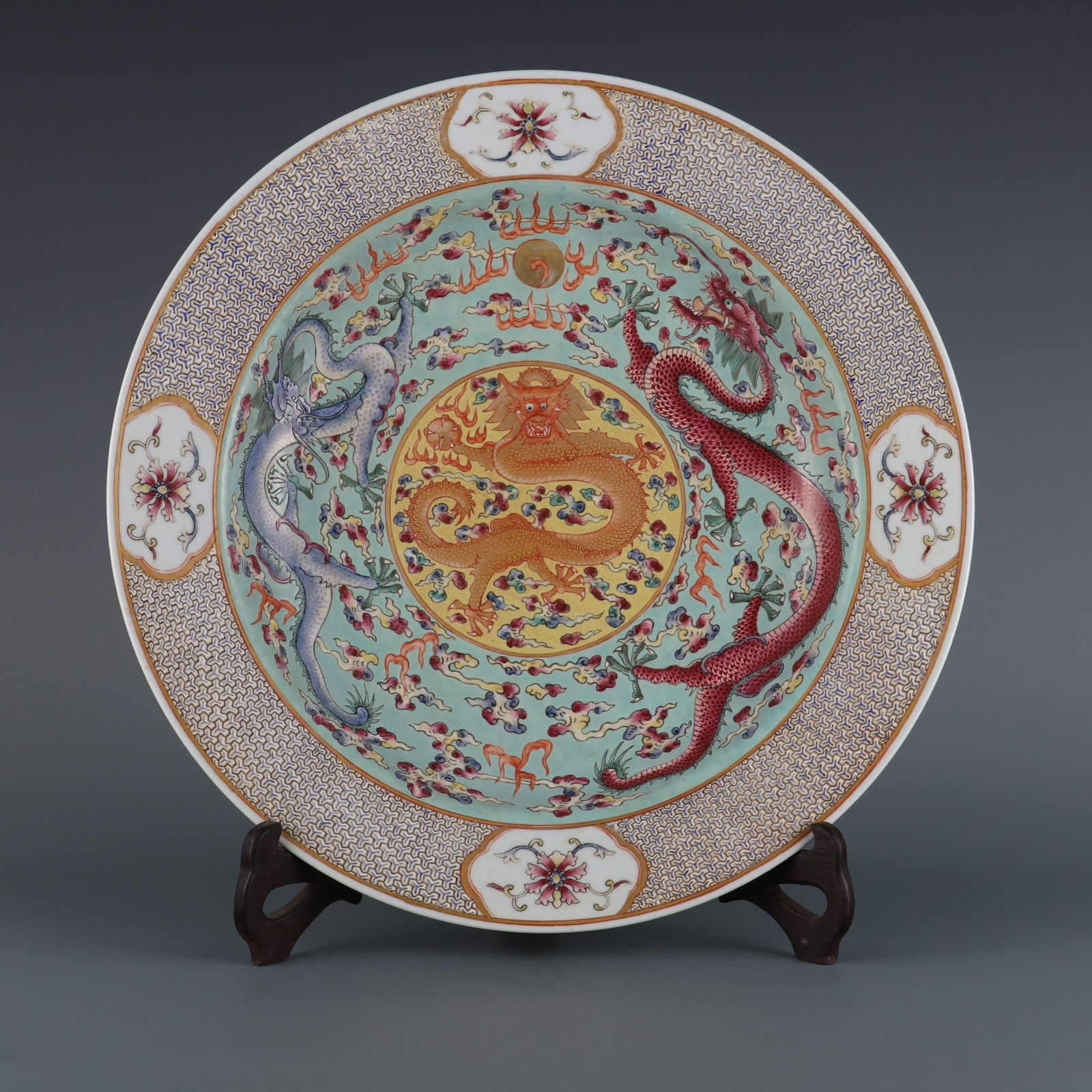 A piece of Qing Guangxu year green pastel cloud dragon pattern folded along the large plate (1 of 9)