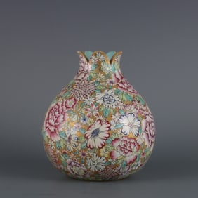 A piece of Qianlong in the Qing Dynasty made gold pastel flowers do not fall to the pomegranate