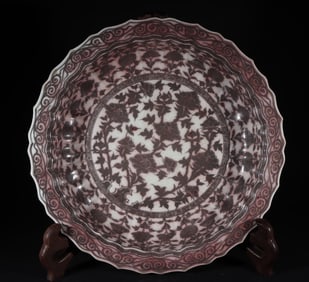 A large plate of red floral pattern in the glaze of Hongwu in the Ming Dynasty