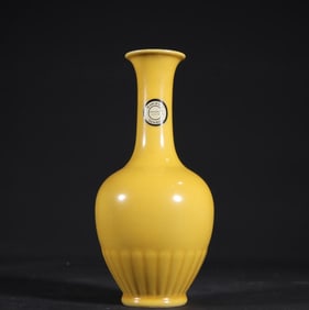 A piece of Qing Dynasty Yongzheng chanterelle yellow glazed chrysanthemum petal bottle